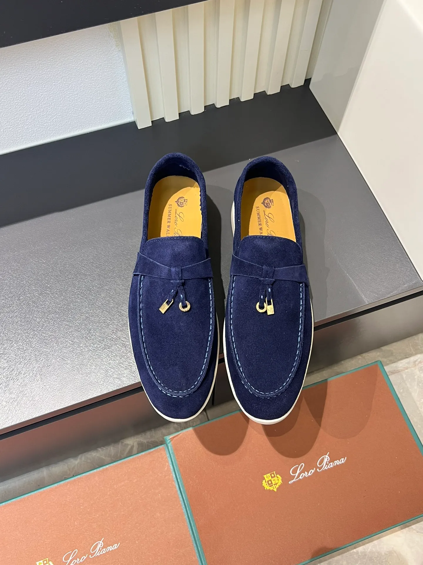 Men's shoes 💰p360 "Loro men's shoes 💰pian'*" Classic L men's shoes for couples 💰p Top version British flat loafers, a must-have item in old money style, the minimalist design is eye-catching and durable, a plus point for dressing The soft foot feel and texture are outstanding. They don’t scratch your feet and are very nice. They are matched with soft and waxy soles. They can be worn daily for a long time without getting tired. They are easy to wear, versatile and classic items, with perfect foot feel and texture! Imported cashmere fabric, the lining is made of imported A-grade water-dyed cow lining, the top version of the genuine leather midsole is sewn with pure handmade mark thread! Size: Female 35-40 (34. Customized) Male 38-44 (45.46. Customized)